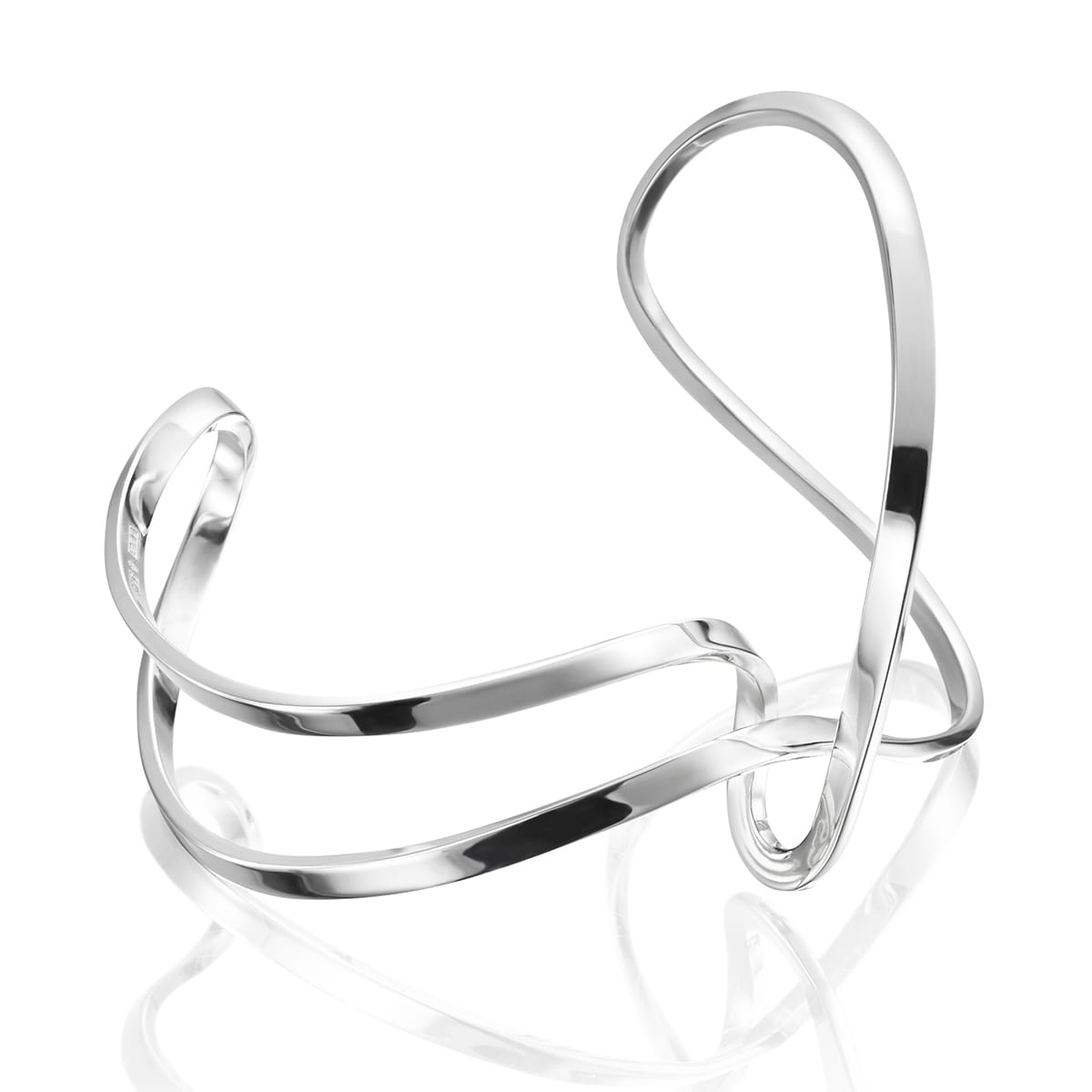 Efva_Attling_smycken_Twisting Cuff 14-100-01293(1)_hos_Jarl_Sandin